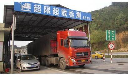 每月8次全省統一行動，重拳整治貨車超限超載，護航道路普通貨物運輸安全